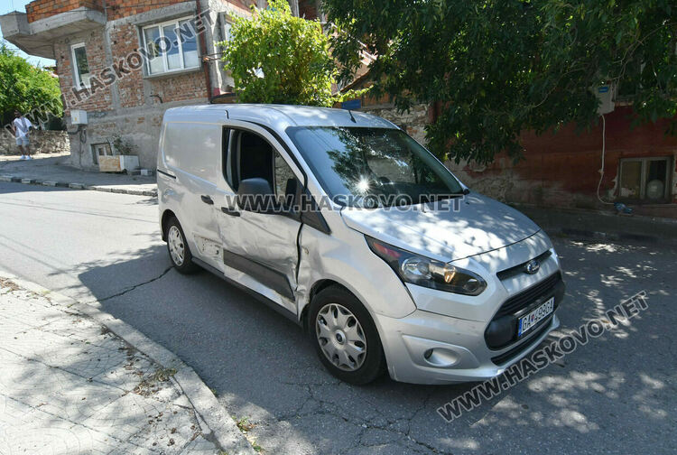Отнето предимство огъна ламарините на два автомобила