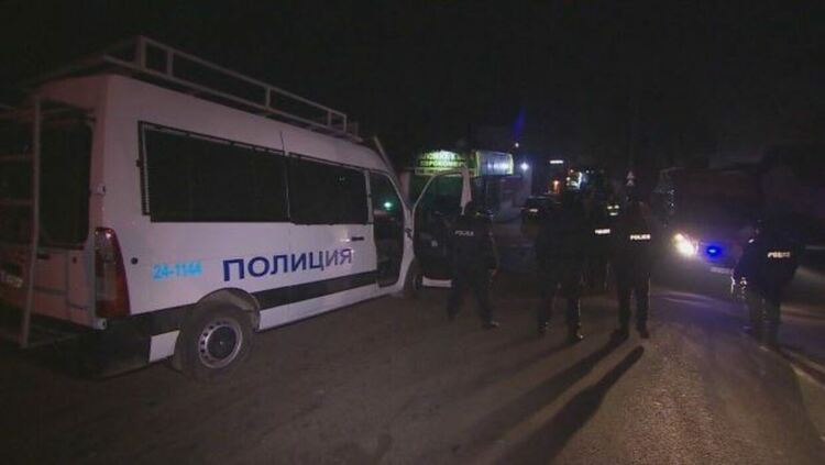 Среднощно меле в Кърджали,полицаи от охранителна и пътна полиция и жандармеристи едва разтърваха побойниците