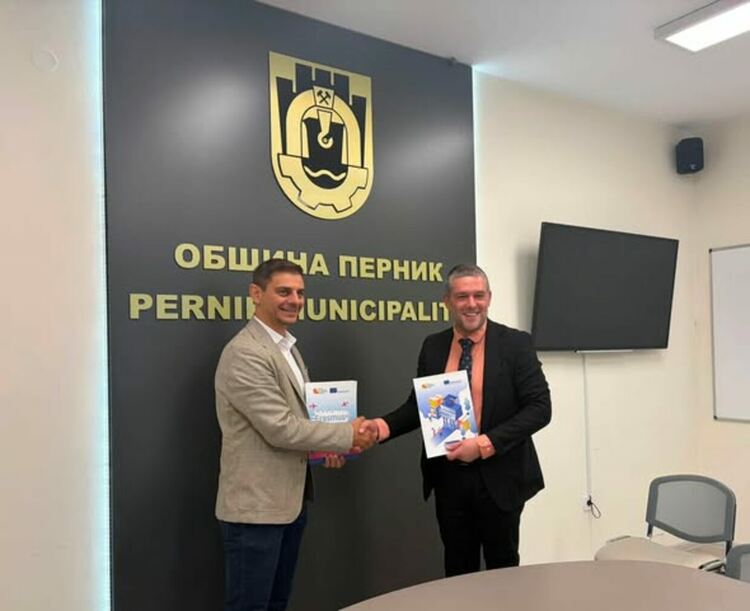 Община Перник и Центърът за развитие на човешките ресурси подписаха меморандум за стратегическо сътрудничество
