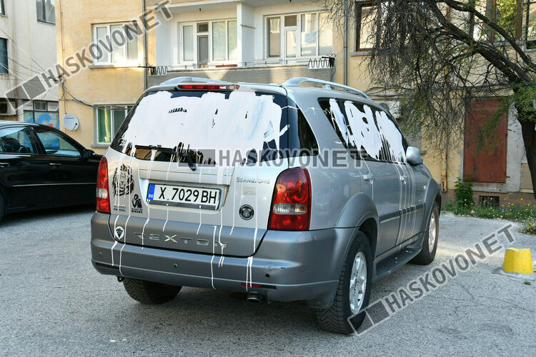 "Разкрасиха" паркиран джип с бяла боя