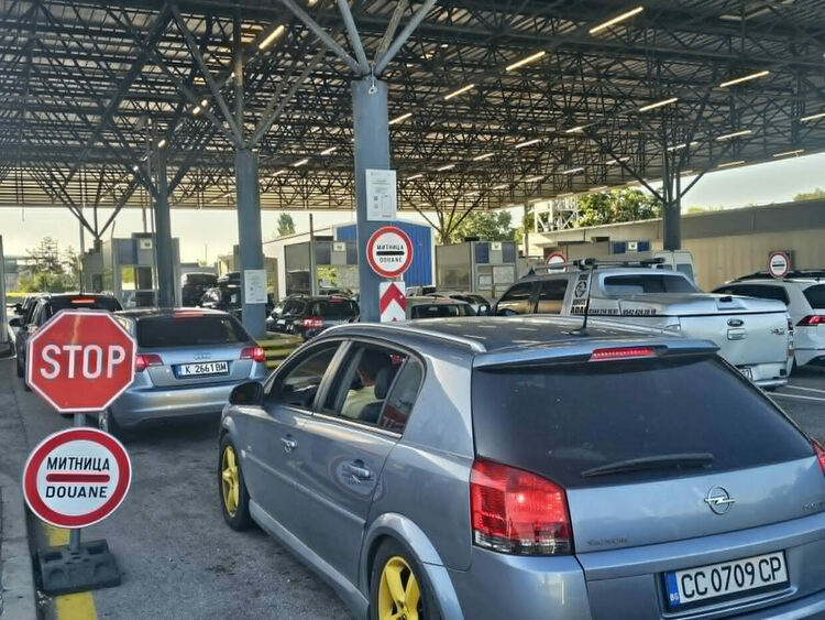 Колони от автомобили продължават да се трупат на граничен пункт Капитан Андреево