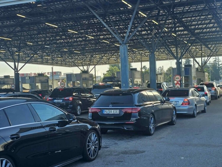 Колони от автомобили продължават да се трупат на граничен пункт Капитан Андреево