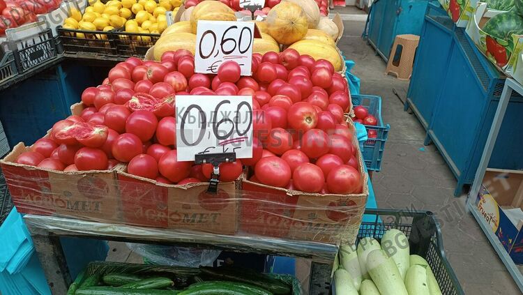 Цените на турските домати на Пазара в Кърджали се сринаха до 0,60 евро за килограм,местното производство от региона се предлага за 2 евро