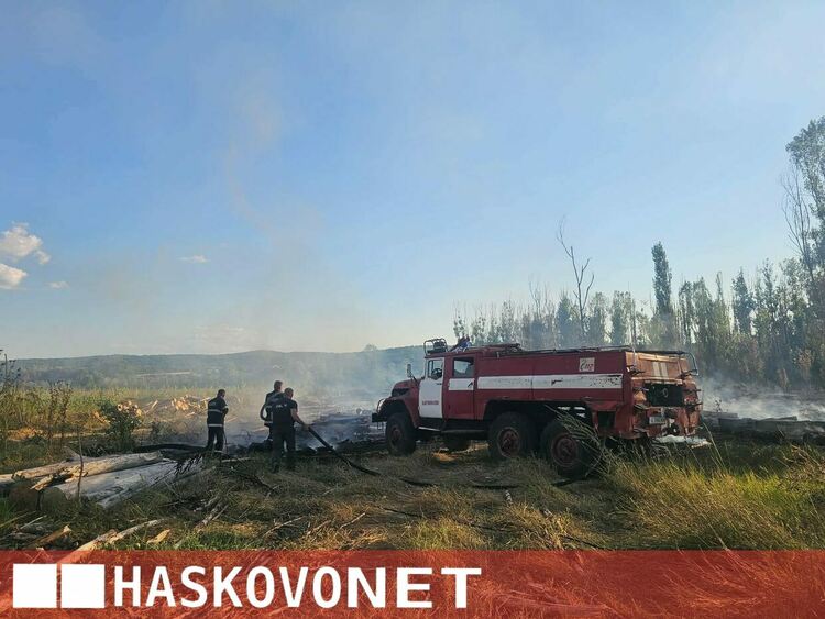 Огнена стихия край Рогозиново: Горят 100 декара гора и дървен материал