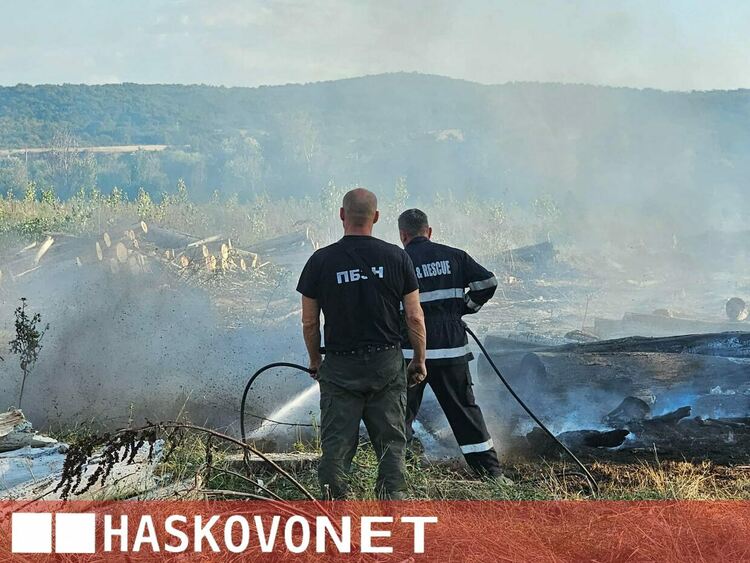 Огнена стихия край Рогозиново: Горят 100 декара гора и дървен материал