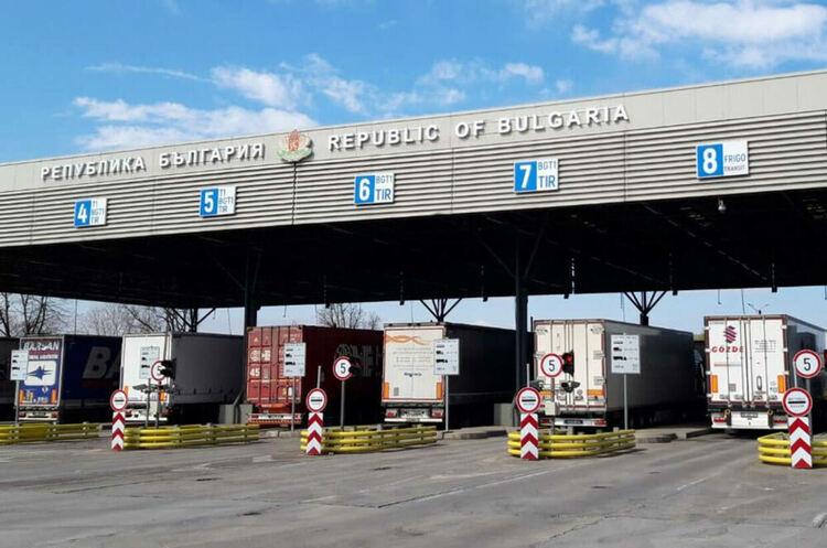 Митничари и полицаи иззеха хапчета, лекарства и наркотици в Хасковско 