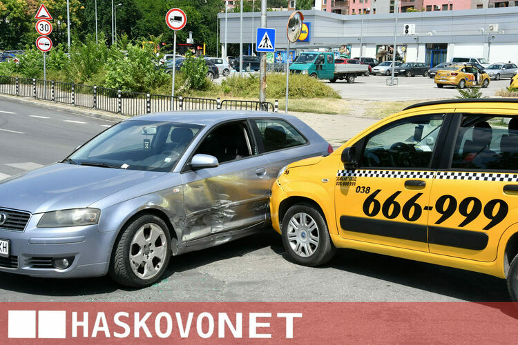 Такси се заби в &bdquo;Ауди&ldquo; на кръстовището до УНСС в Хасково