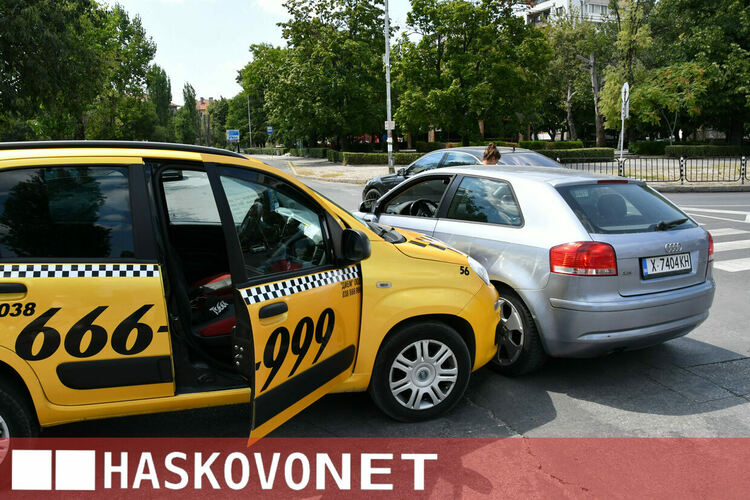 Такси се заби в &bdquo;Ауди&ldquo; на кръстовището до УНСС в Хасково
