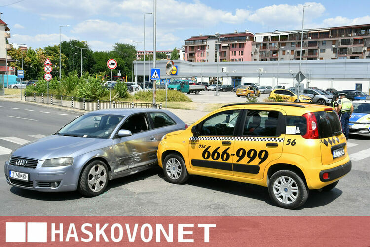 Такси се заби в &bdquo;Ауди&ldquo; на кръстовището до УНСС в Хасково