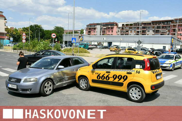 Такси се заби в &bdquo;Ауди&ldquo; на кръстовището до УНСС в Хасково