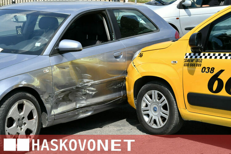 Такси се заби в &bdquo;Ауди&ldquo; на кръстовището до УНСС в Хасково