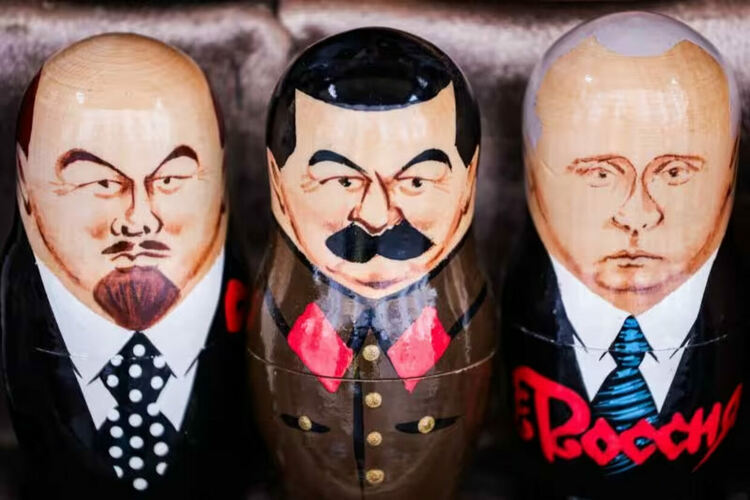 Матрьошки с изображенията на Ленин, Сталин и Путин