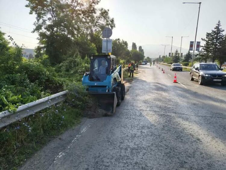 ОП "ФЛОР" продължава почистването на главен път I-6 в участъка от кв. &bdquo;Бела вода&ldquo; до кв. &bdquo;Църква&ldquo;