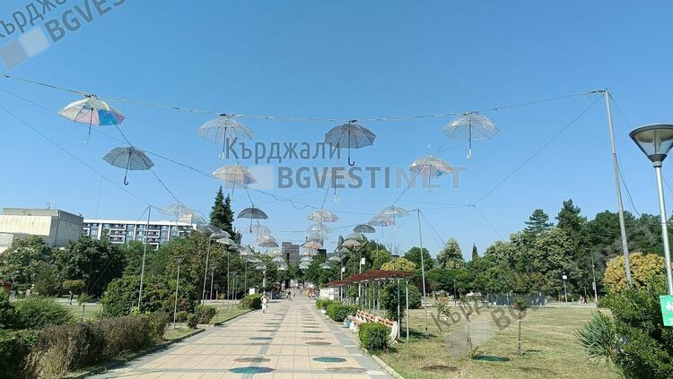   Инсталация от чадъри ала Кристо радва жители и гости на Кърджали пред Общината