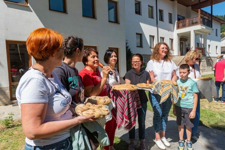 Популярни лектори, дихателни практики и обреден хляб с квас събраха публика на фестивала &bdquo;Здравей, Здраве!&ldquo; в Момчиловци