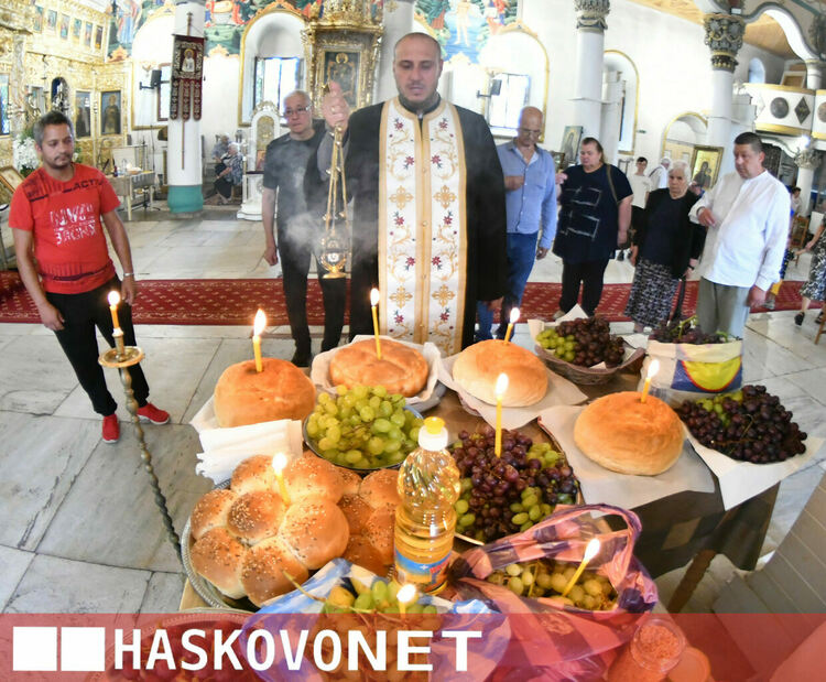 Вярващи в Хасково посрещнаха Преображение Господне с освещаване на първото грозде