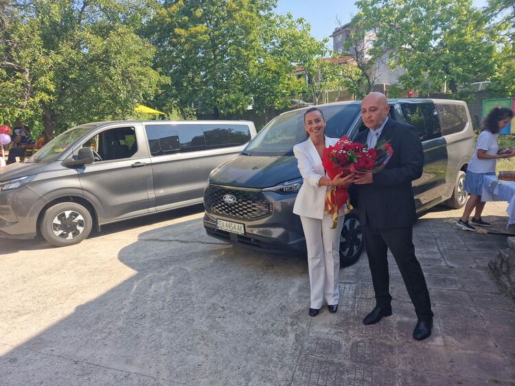 С нови автомобили се сдобиха две социални услуги в Кърджали