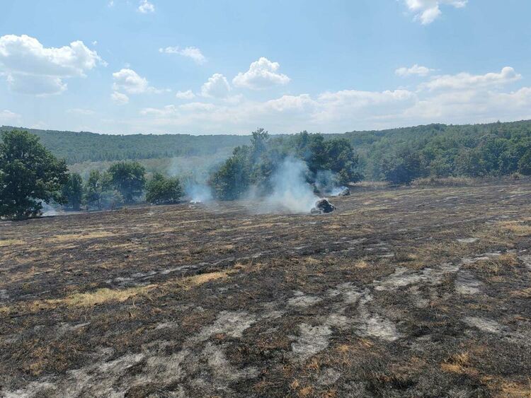 Трактор се запали при балиране на слама, огънят засегна гора