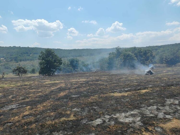 Трактор се запали при балиране на слама, огънят засегна гора