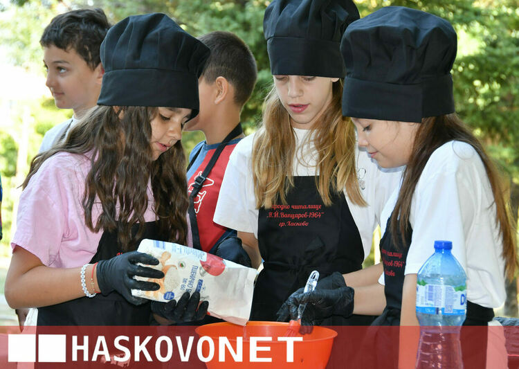 Деца и възрастни от Хасково майсториха домашна юфка по традиционна рецепта в парк &bdquo;Овчарски&ldquo;