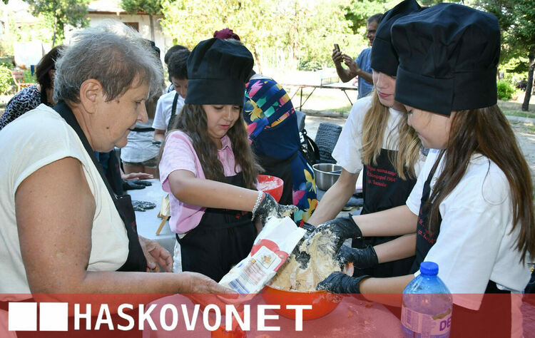 Деца и възрастни от Хасково майсториха домашна юфка по традиционна рецепта в парк &bdquo;Овчарски&ldquo;