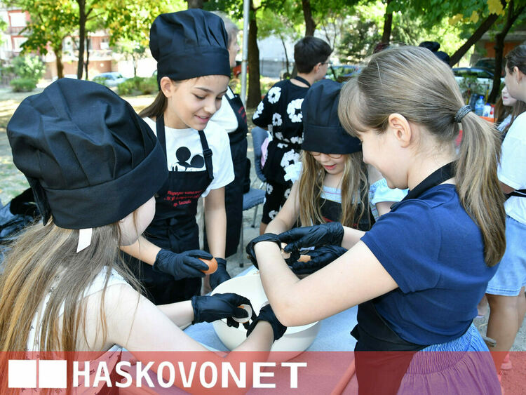 Деца и възрастни от Хасково майсториха домашна юфка по традиционна рецепта в парк &bdquo;Овчарски&ldquo;