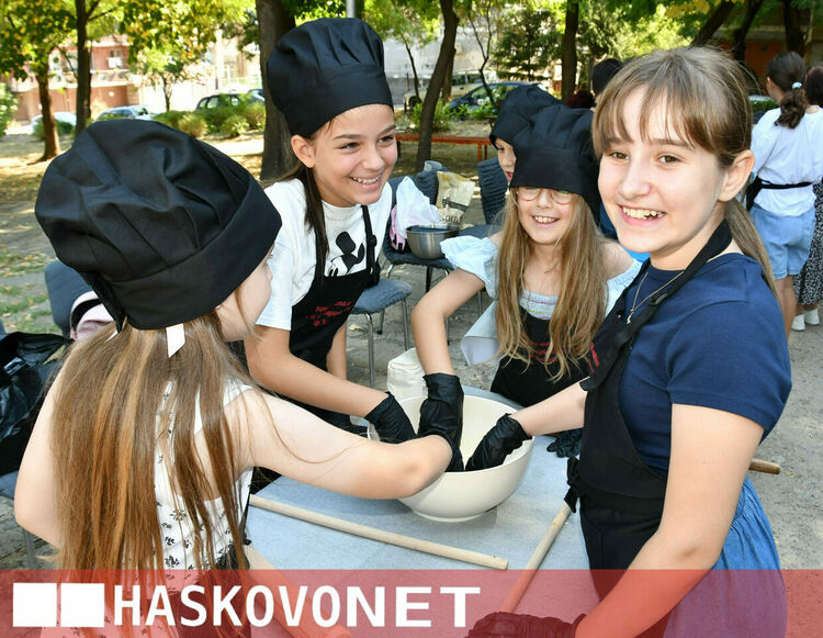 Деца и възрастни от Хасково майсториха домашна юфка по традиционна рецепта в парк &bdquo;Овчарски&ldquo;