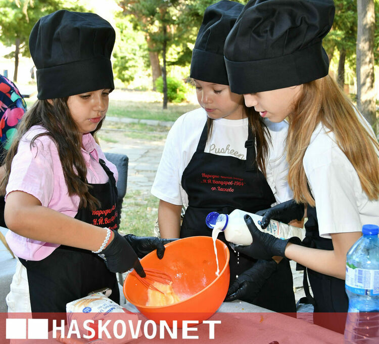 Деца и възрастни от Хасково майсториха домашна юфка по традиционна рецепта в парк &bdquo;Овчарски&ldquo;