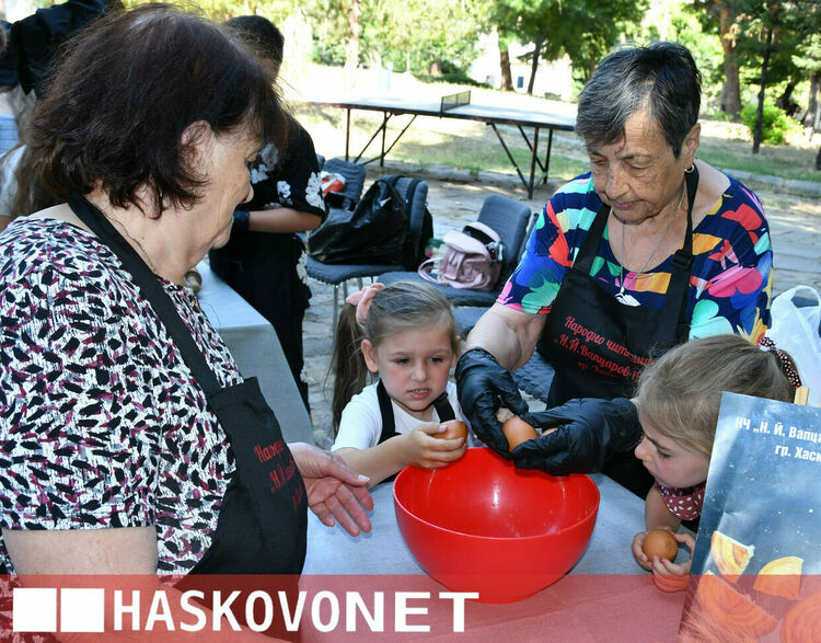Деца и възрастни от Хасково майсториха домашна юфка по традиционна рецепта в парк &bdquo;Овчарски&ldquo;