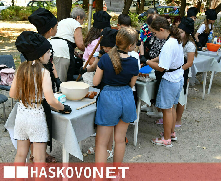 Деца и възрастни от Хасково майсториха домашна юфка по традиционна рецепта в парк &bdquo;Овчарски&ldquo;