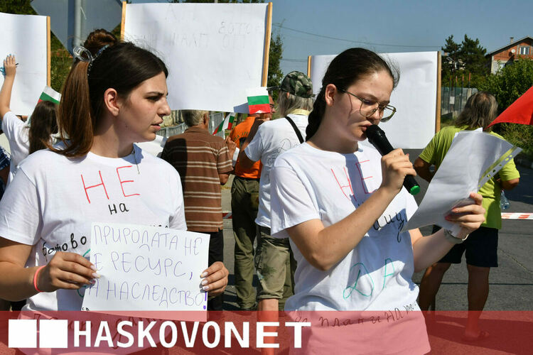 Жители на Жълти бряг блокираха пътя през селото в знак на протест срещу фотоволтаичен парк