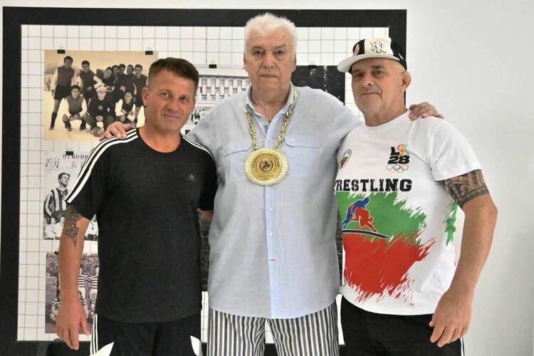 Футболната легенда Христо Бонев&nbsp;&ndash; Зума със златна огърлица от борците в Симеоновград