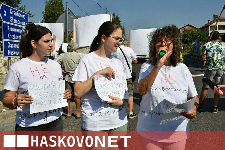 Жители на Жълти бряг блокираха пътя през селото в знак на протест срещу фотоволтаичен парк