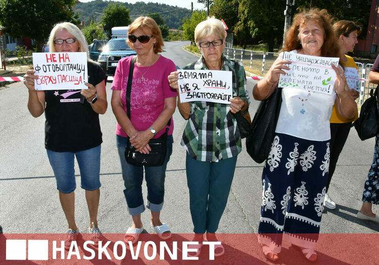 Жители на Жълти бряг блокираха пътя през селото в знак на протест срещу фотоволтаичен парк