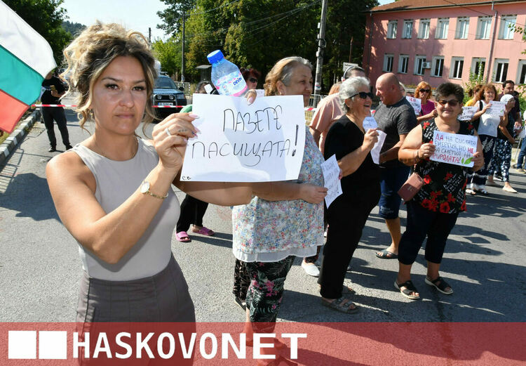 Жители на Жълти бряг блокираха пътя през селото в знак на протест срещу фотоволтаичен парк