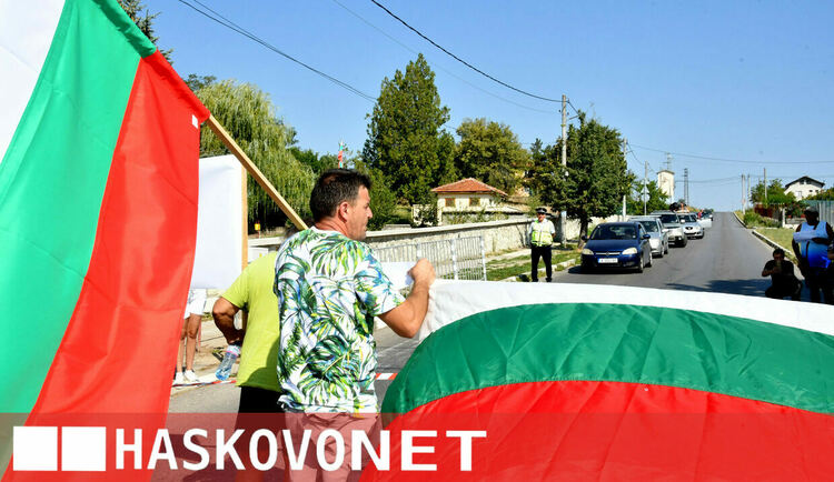 Жители на Жълти бряг блокираха пътя през селото в знак на протест срещу фотоволтаичен парк