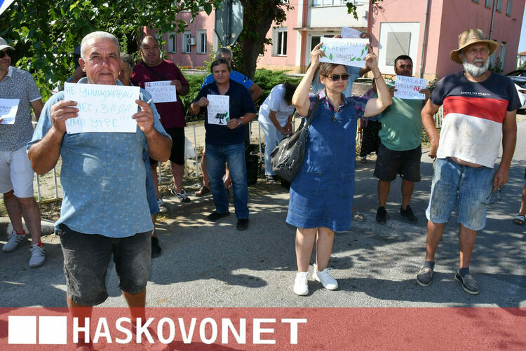Жители на Жълти бряг блокираха пътя през селото в знак на протест срещу фотоволтаичен парк