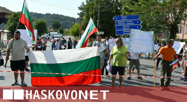 Жители на Жълти бряг блокираха пътя през селото в знак на протест срещу фотоволтаичен парк