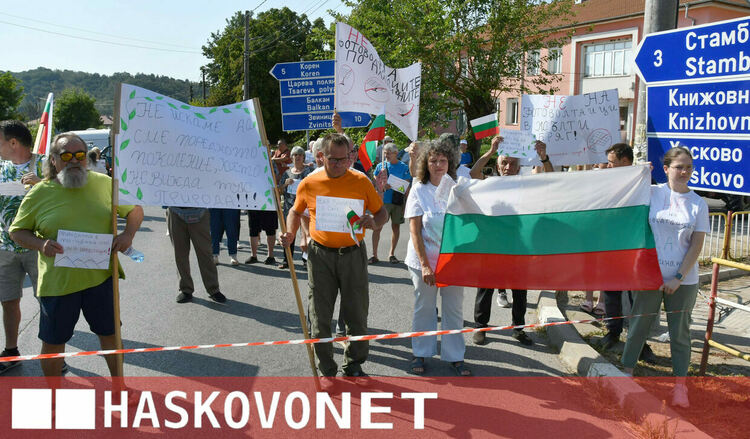 Жители на Жълти бряг блокираха пътя през селото в знак на протест срещу фотоволтаичен парк