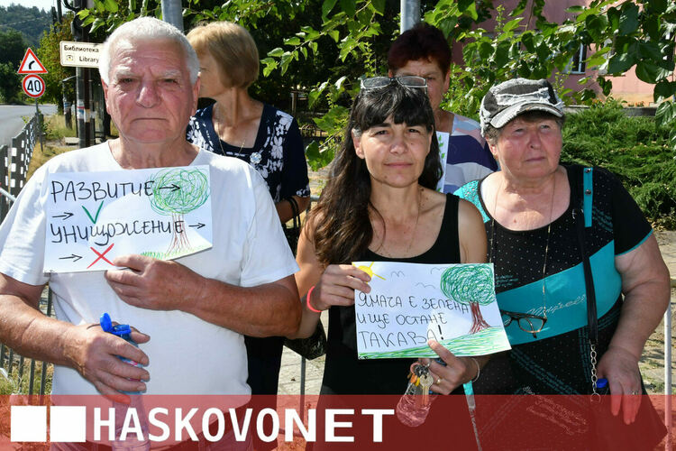 Жители на Жълти бряг блокираха пътя през селото в знак на протест срещу фотоволтаичен парк