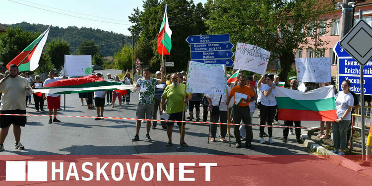 Жители на Жълти бряг блокираха пътя през селото в знак на протест срещу фотоволтаичен парк