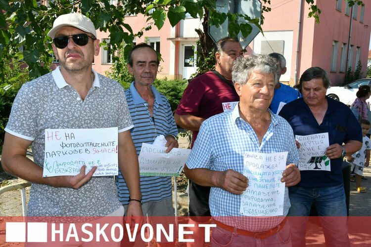 Жители на Жълти бряг блокираха пътя през селото в знак на протест срещу фотоволтаичен парк
