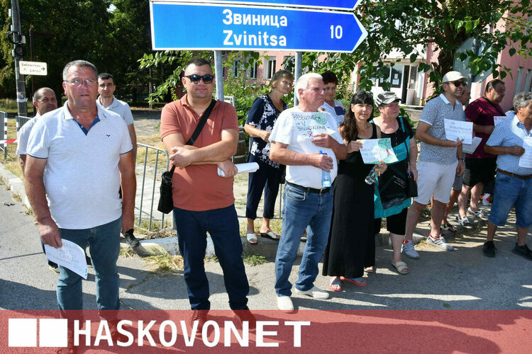 Жители на Жълти бряг блокираха пътя през селото в знак на протест срещу фотоволтаичен парк