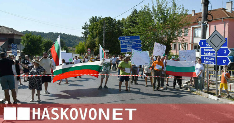 Жители на Жълти бряг блокираха пътя през селото в знак на протест срещу фотоволтаичен парк