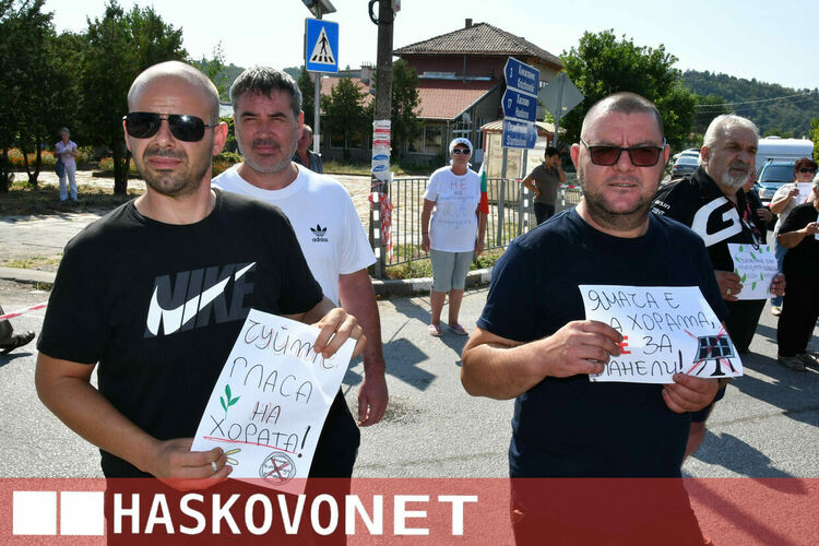 Жители на Жълти бряг блокираха пътя през селото в знак на протест срещу фотоволтаичен парк