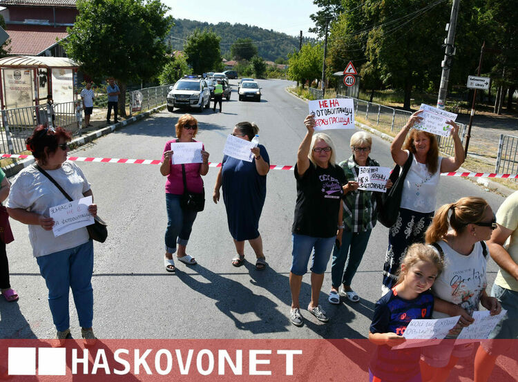 Жители на Жълти бряг блокираха пътя през селото в знак на протест срещу фотоволтаичен парк