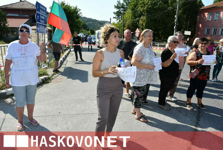 Жители на Жълти бряг блокираха пътя през селото в знак на протест срещу фотоволтаичен парк