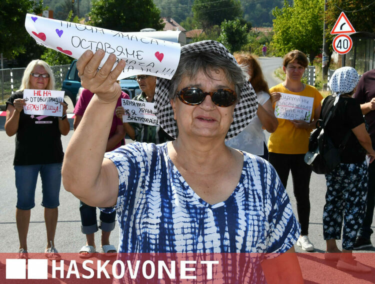 Жители на Жълти бряг блокираха пътя през селото в знак на протест срещу фотоволтаичен парк