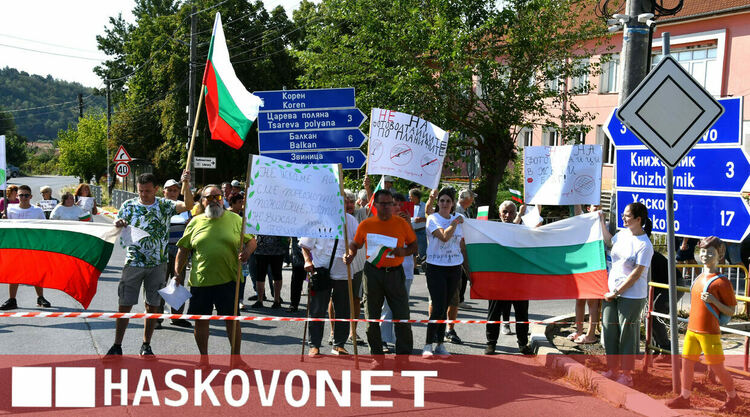 Жители на Жълти бряг блокираха пътя през селото в знак на протест срещу фотоволтаичен парк