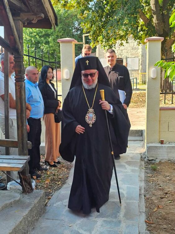 Владиката отслужи тържествена литургия в обновявания исторически храм &bdquo;Св. Архангел Михаил&ldquo; в Славяново